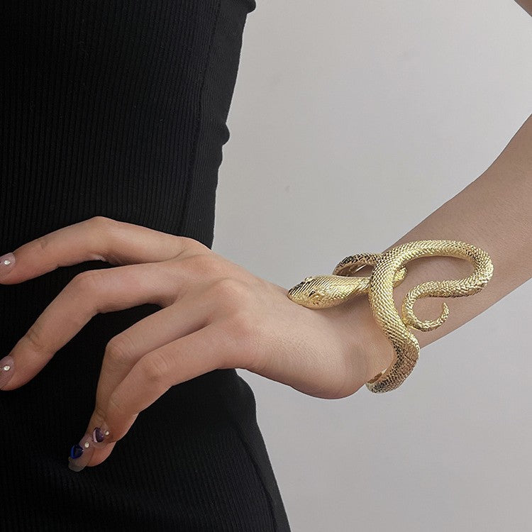 Wholesale Niche designer retro metal snake-shaped open self-discipline bracelet for men and women, high-end exquisite plain ring Bracelet